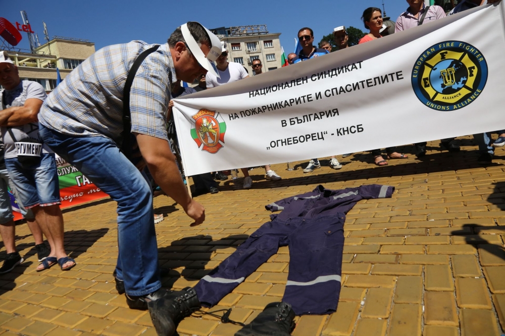 Полицаите на протеста: Не подлежи на преговори искането ни за заплатите, но... (СНИМКИ/ВИДЕО)