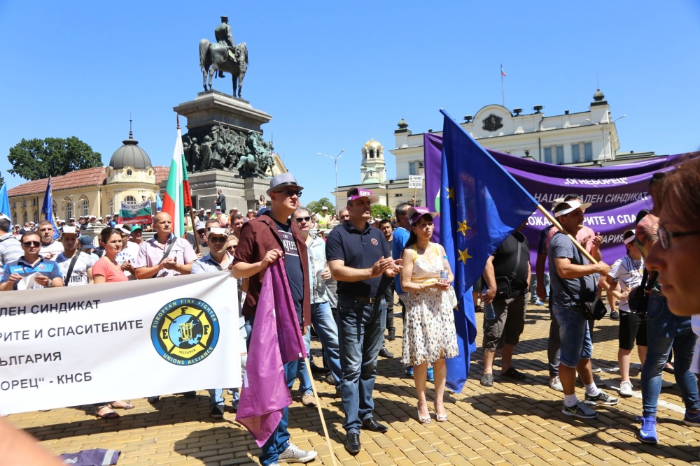Полицаите на протеста: Не подлежи на преговори искането ни за заплатите, но... (СНИМКИ/ВИДЕО)