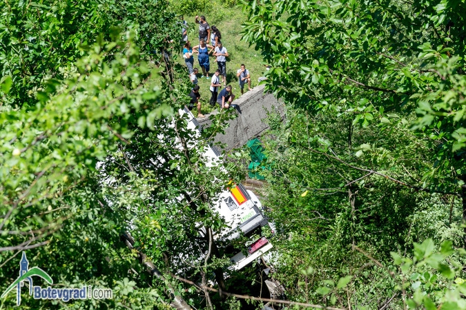 Тираджия пропусна завоя и полетя към язовир "Бебреш", шофьорът стои 2 часа в смачканата кабина в очакване на помощ (СНИМКИ)