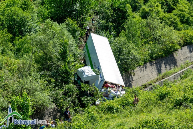 Тираджия пропусна завоя и полетя към язовир "Бебреш", шофьорът стои 2 часа в смачканата кабина в очакване на помощ (СНИМКИ)