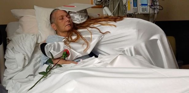 Болна от рак майка се вкопчи с всички сили за живота, за да види дипломирането на дъщеря си (СЪРЦЕРАЗДИРАТЕЛНО ВИДЕО)