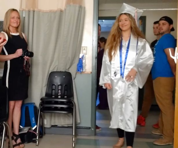 Болна от рак майка се вкопчи с всички сили за живота, за да види дипломирането на дъщеря си (СЪРЦЕРАЗДИРАТЕЛНО ВИДЕО)