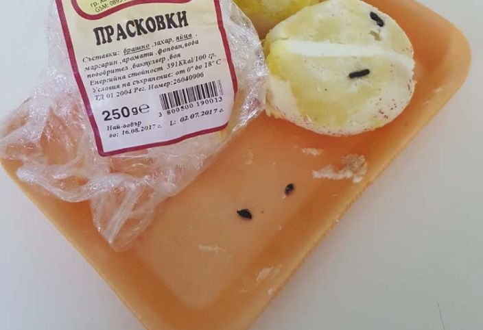 Джебелчанин си купи сладки и изпадна в шок, след като разбра от какво са черните пръчици около тях (СНИМКА)