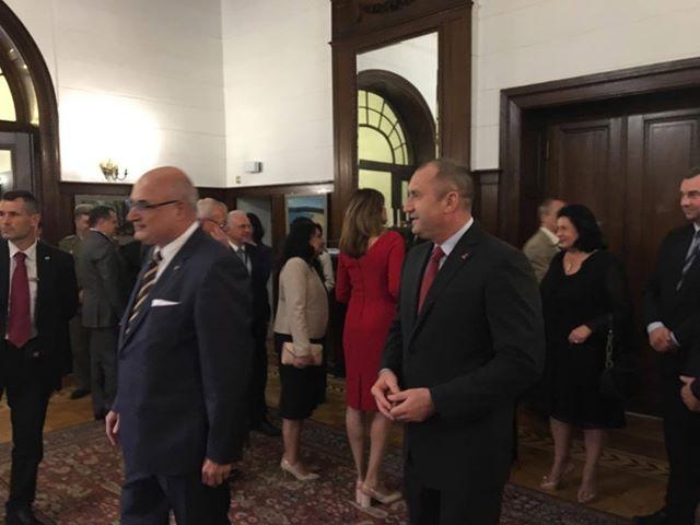 Румен Радев се срещна с българите в Полша и разкри защо ще участва в инициативата "Три морета" (СНИМКИ)