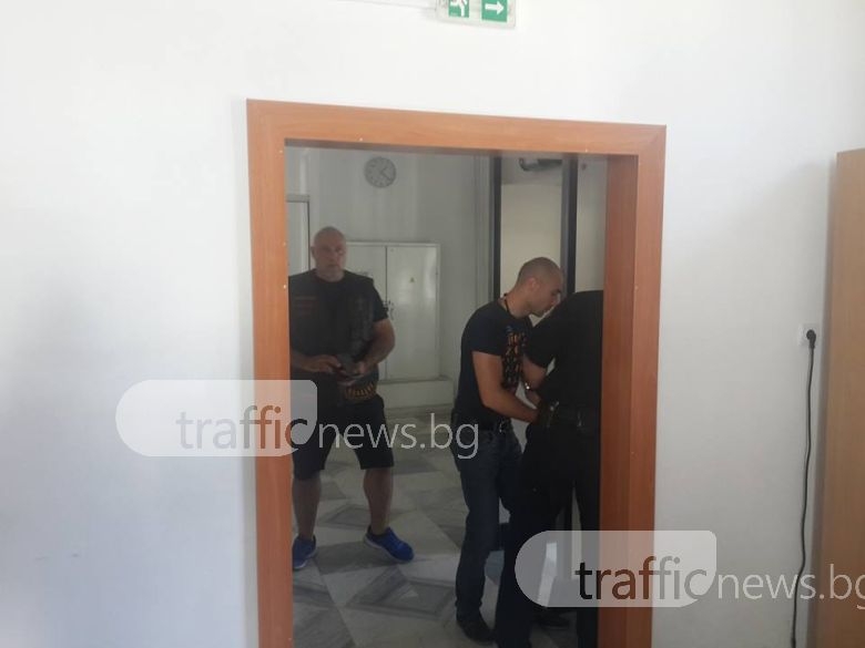 Авери на Перата окупираха съда в Асеновград (СНИМКИ)