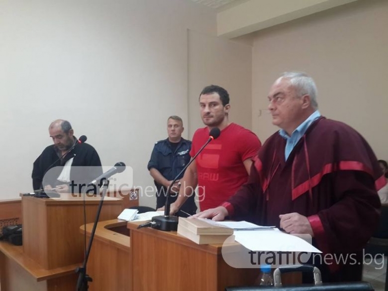 Перата се перчи в съда, негови близки опитаха да изхвърлят репортерите от залата (СНИМКИ)