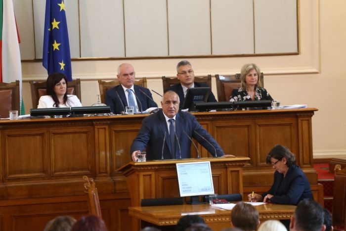 Нинова захапа Борисов за бежанците и Меркел, ето какво отговори премиерът (СНИМКИ)