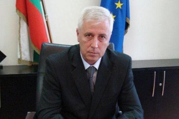 Страхотна новина! Здравният министър ген. Петров стана дядо!