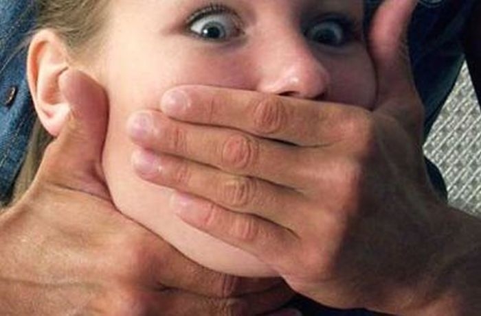 Вижте гнусния английски педофил, който се гаври брутално с момиченца по асансьори на Слънчака (СНИМКА)