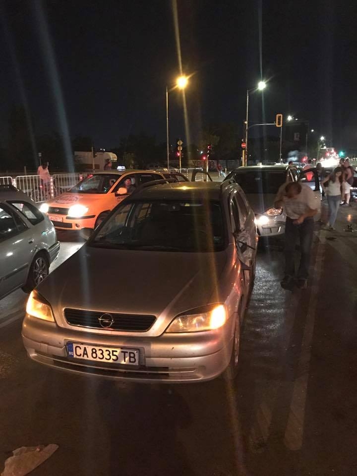 Брутално меле в столицата посред нощ! Джигит помля пет коли, а после… (СНИМКИ)