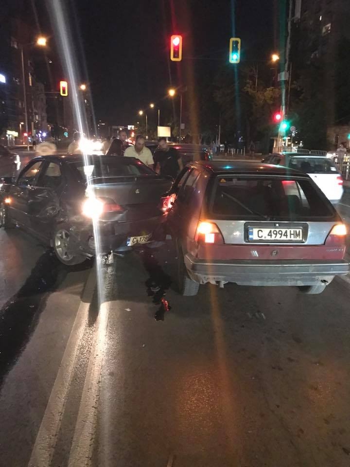 Брутално меле в столицата посред нощ! Джигит помля пет коли, а после… (СНИМКИ)