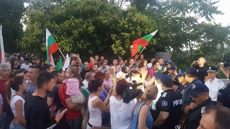 Напрежението ескалира, а в Асеновград ще ври и кипи! Над 15 000 души се готвят да...