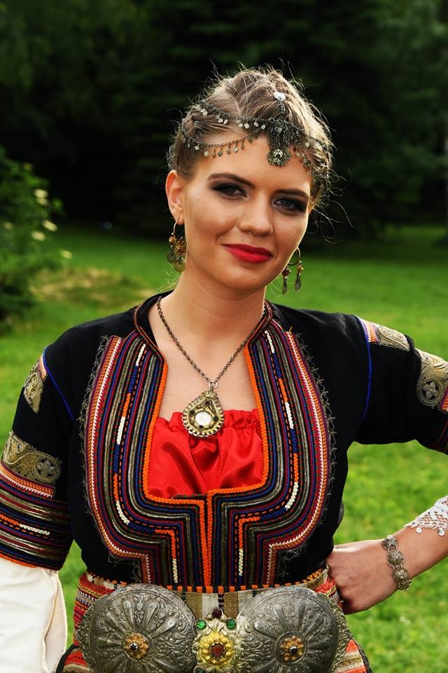 Тази красива българка впечатли всички с родолюбието си, облече носия и я показа на... (СНИМКИ)