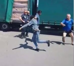 Нагъл мигрант се промъкна в камиона на лют български тираджия и направи най-голямата грешка в живота си (УНИКАЛНО ВИДЕО)