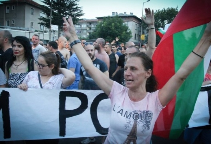 Протестиращите срещу циганските безчинства в Асеновград идват гневни в София, напрежението ескалира