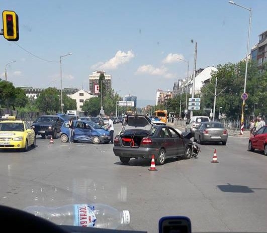 Първо в БЛИЦ: Ексклузивно ВИДЕО от каръшка катастрофа в София