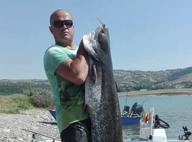 Селски кмет извади сом с човешки бой от язовир край Кърджали (СНИМКА)