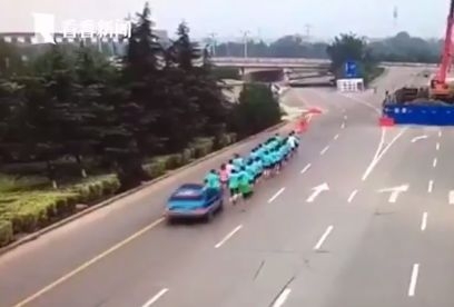 Таксиметров шофьор мина през група бегачи (ВИДЕО)