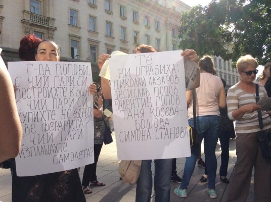 Недоволни служители на „Пикадили” отново гневно протестират заради забавени заплати (СНИМКИ/ВИДЕО)