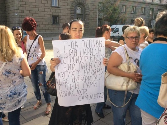 Недоволни служители на „Пикадили” отново гневно протестират заради забавени заплати (СНИМКИ/ВИДЕО)
