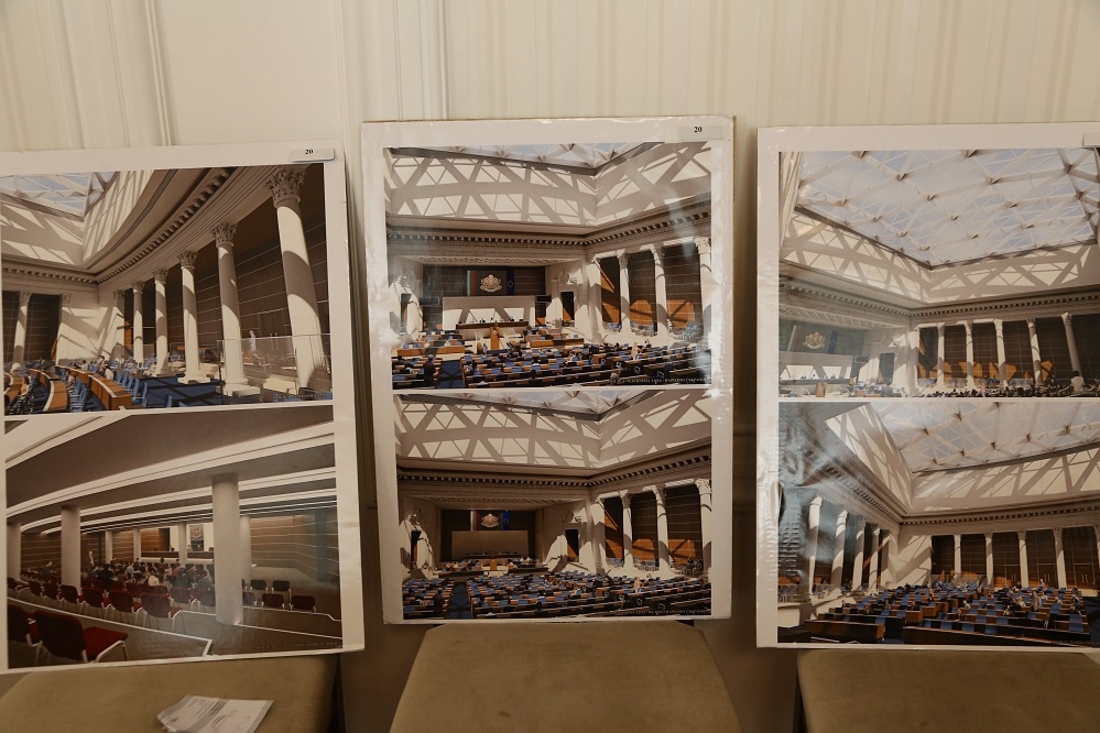 Фоторепортаж в БЛИЦ! Ври и кипи в бъдещата нова пленарна зала! Но защо депутатските банки са 270?