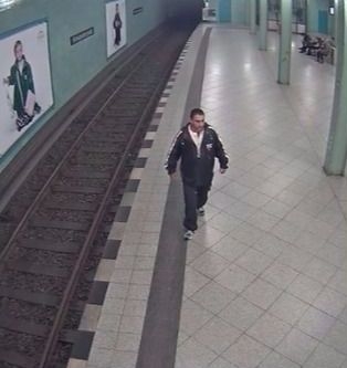Агресията се повтаря: Млад мъж проснат на стълбите след ритник в берлинското метро, нападателят пак мургав (СНИМКИ)