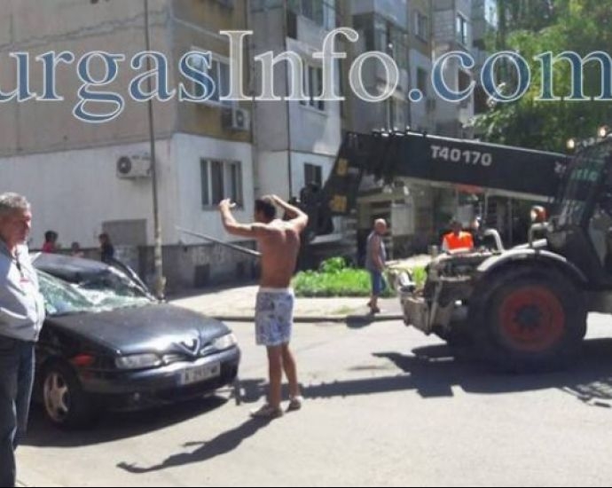 Зрелищна катастрофа в Бургас! Багер наниза на вилицата си кола със семейство (СНИМКИ)
