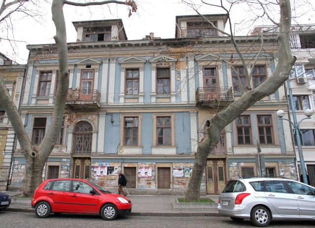 Издирват под дърво и камък собственици на опасни сгради в Пловдив