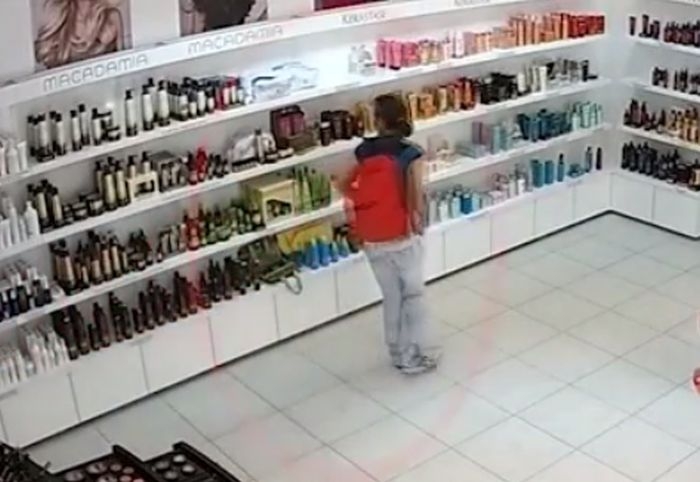 Нагла апашка вилнее в Бургас и обира дръзко скъпа козметика (ВИДЕО)