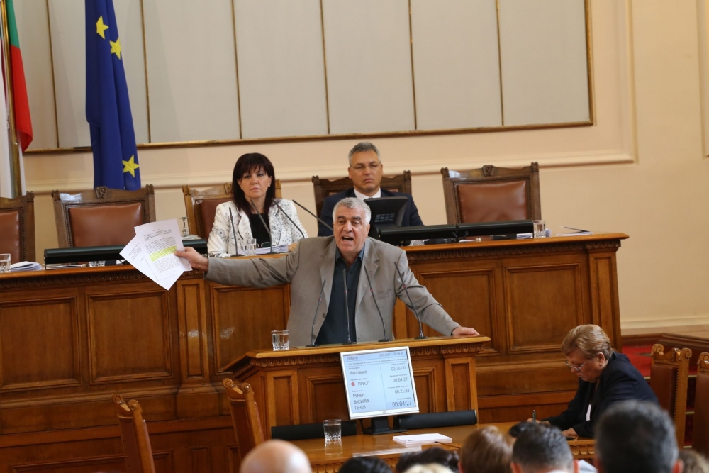 Дива свада в парламента! Главчев посочи вратата на виден депутат от БСП, червените напуснаха залата (СНИМКИ)  