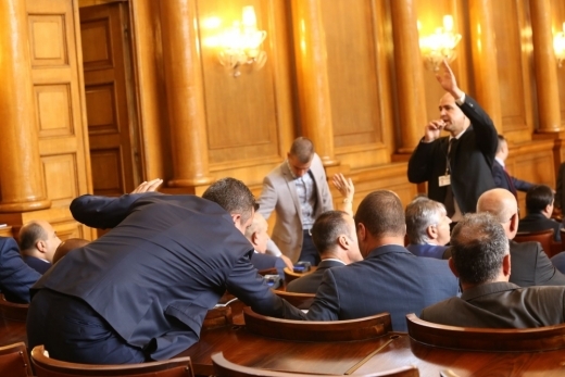 Жега до червено: Главчев отговори люто на нападките в парламента, БСП поиска оставката на Валентин Радев