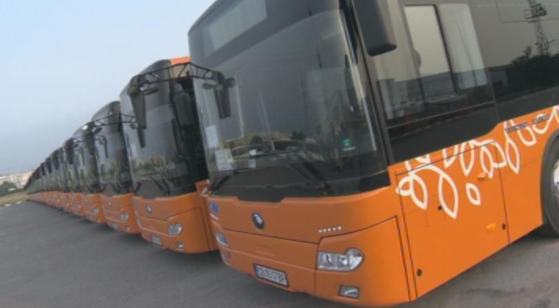 Шок: Столичанин си разходи патката в автобус 102 (СНИМКА)