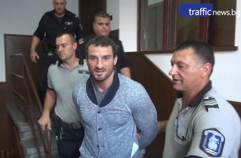 Даже и в съда Перата не спира да скандализира (ВИДЕО)
