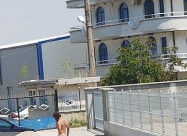 Шок и ужас в Асеновград: Гол мъж си развява патлака на Околовръстното (СНИМКИ 18+)  