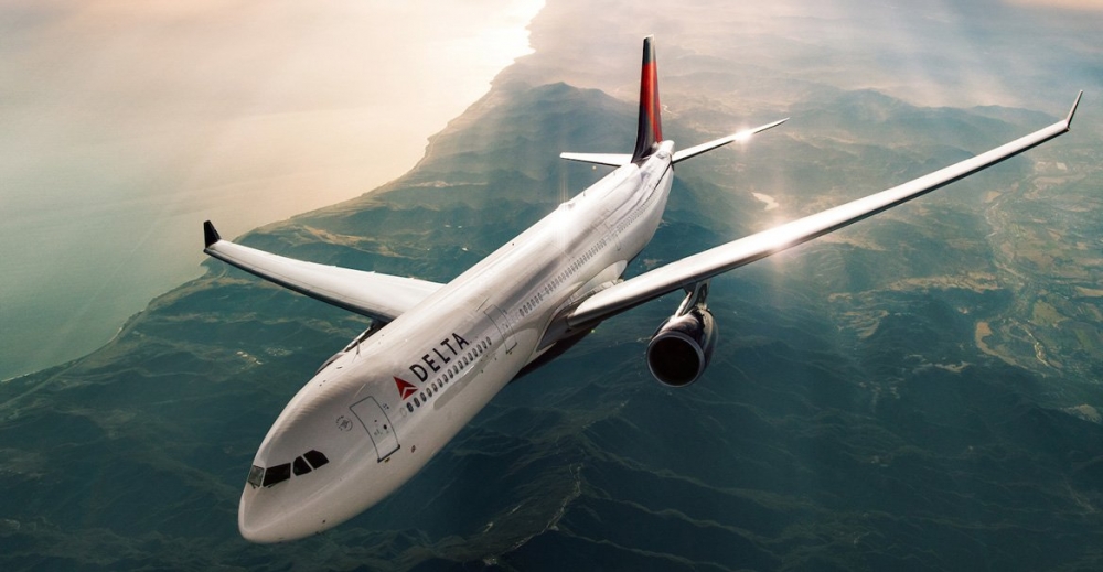 Екшън във въздуха: В Delta Air Lines не се церемонят с пияните пътници скандалджии, а направо ги трупясват