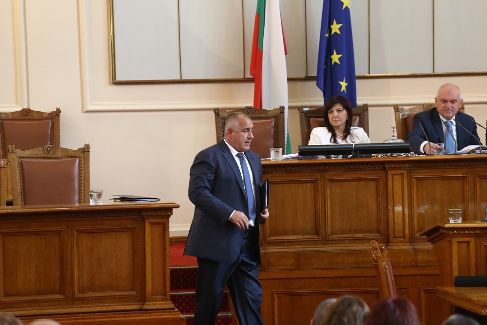 Смях в парламента: Депутатка от ГЕРБ нахока млад бесепар, а днес вече всичко е различно! Чак и Борисов се изненада