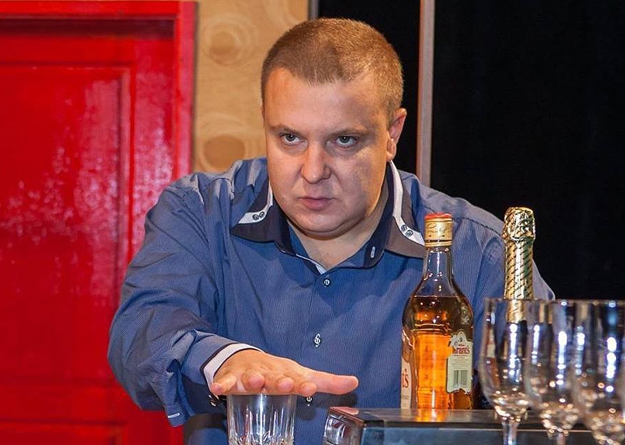 Актьорът Васил Драганов пред в. "ШОУ" за задкулисието на "Столичани в повече": Движа се по ръба на бръснача,  за да не вляза в конфликт с колегите