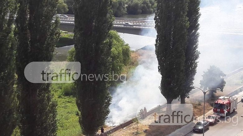 Марица гори! Гъст дим се стеле над пловдивски булевард (СНИМКИ)