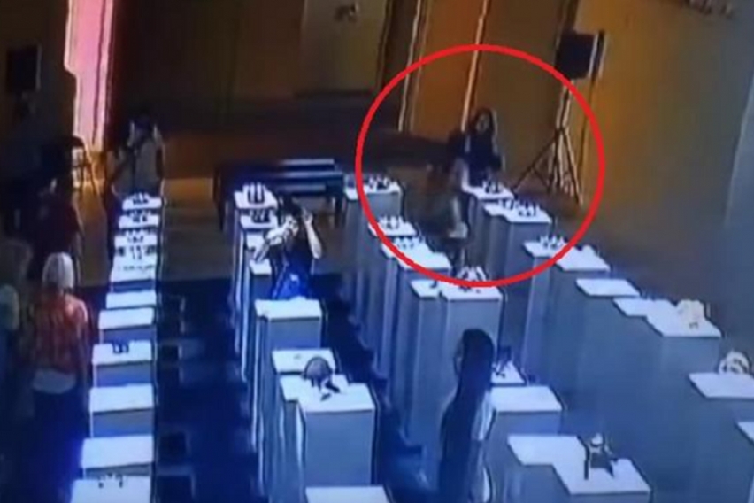Това е най-скъпото селфи на света. Заради едната снимка девойка направи щети за 200 000 долара (ВИДЕО)