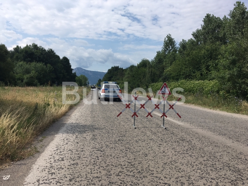 Зверска катастрофа край Враца! На пътя лежи труп (СНИМКИ 18+)