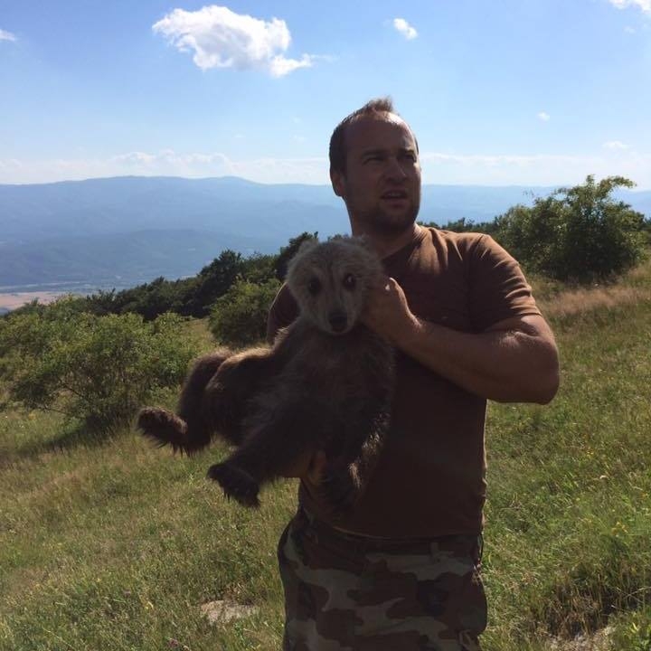 Ето това сладко мече хвърли в паника деца и родители в Сопот (ВИДЕО)