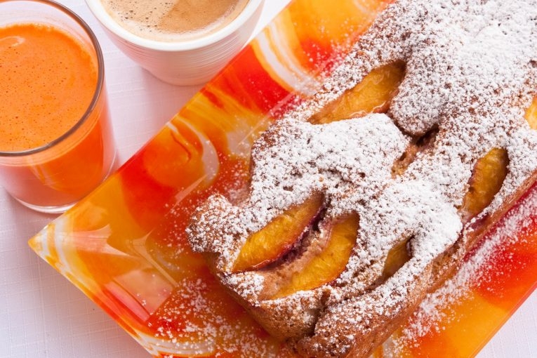 Лятно сладко изкушение: Маслен кекс с праскови
