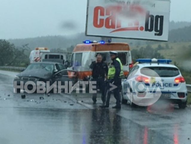 Първи СНИМКИ от мелето на "Тракия", в което пострада и линейка 