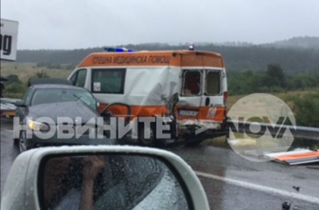 Първи СНИМКИ от мелето на "Тракия", в което пострада и линейка 