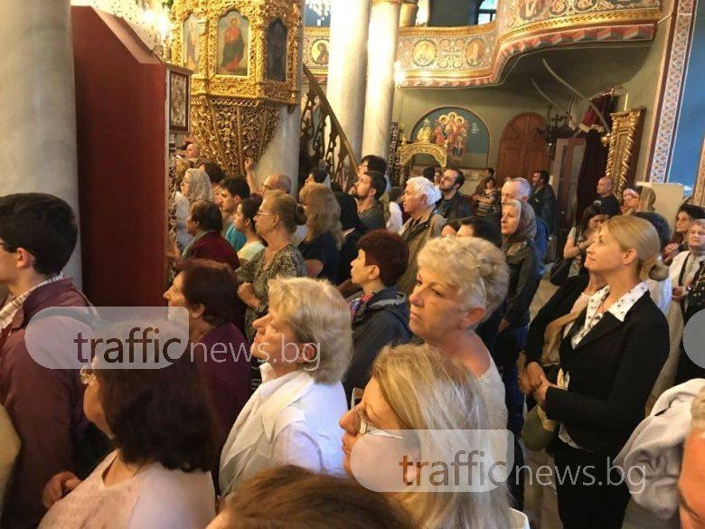 Стотици миряни посрещнаха чудотворната икона на Света Богодорица Всецарица (СНИМКИ/ВИДЕО)