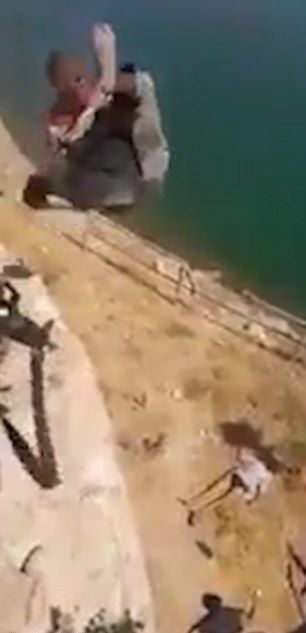 Иракски войници хвърлят джихадисти от ИД от високи скали и след това ги разстрелват (ВИДЕО 18+) 