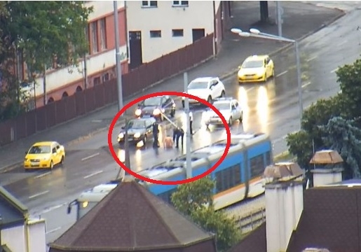 Гол мъж седна на бул."България" тази заран, движението се закова! (СНИМКИ)