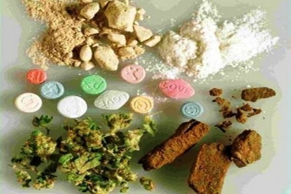 Младата красавица Веселина реши да се разходи из Равда с букет от наркотици и ето какво се случи