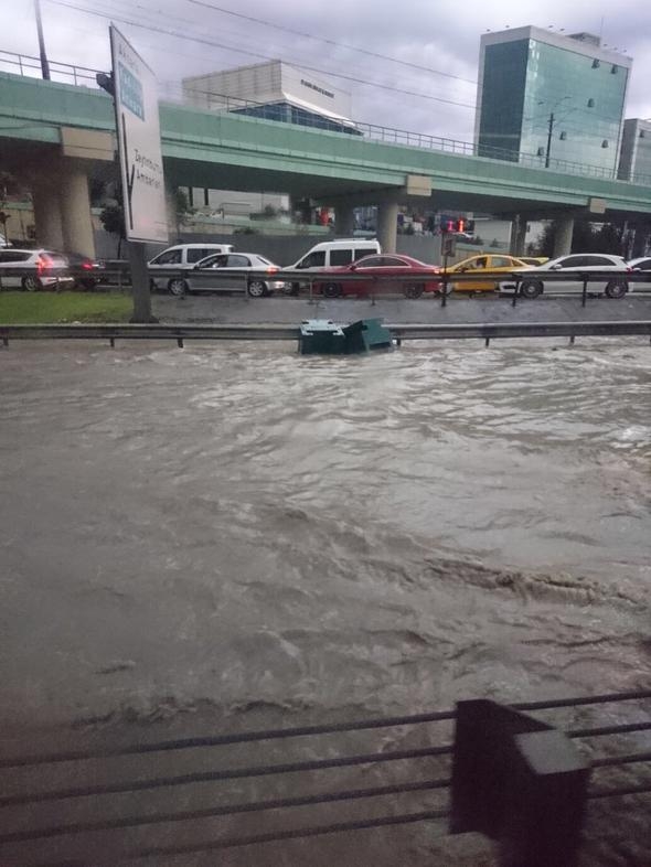 Адски потоп: Истанбул тъне в мрак, талази се изливат от небето, мегаполисът е под вода! (СНИМКИ/ВИДЕО)