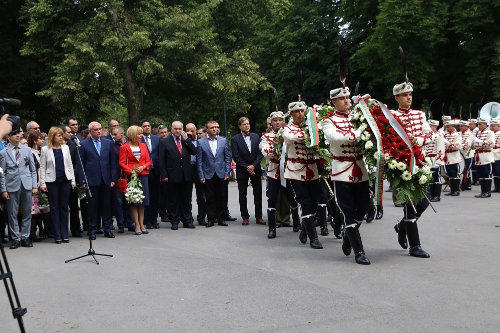 Фоторепортаж в БЛИЦ! София почете 180-годишнината от рождението на Васил Левски (СНИМКИ)